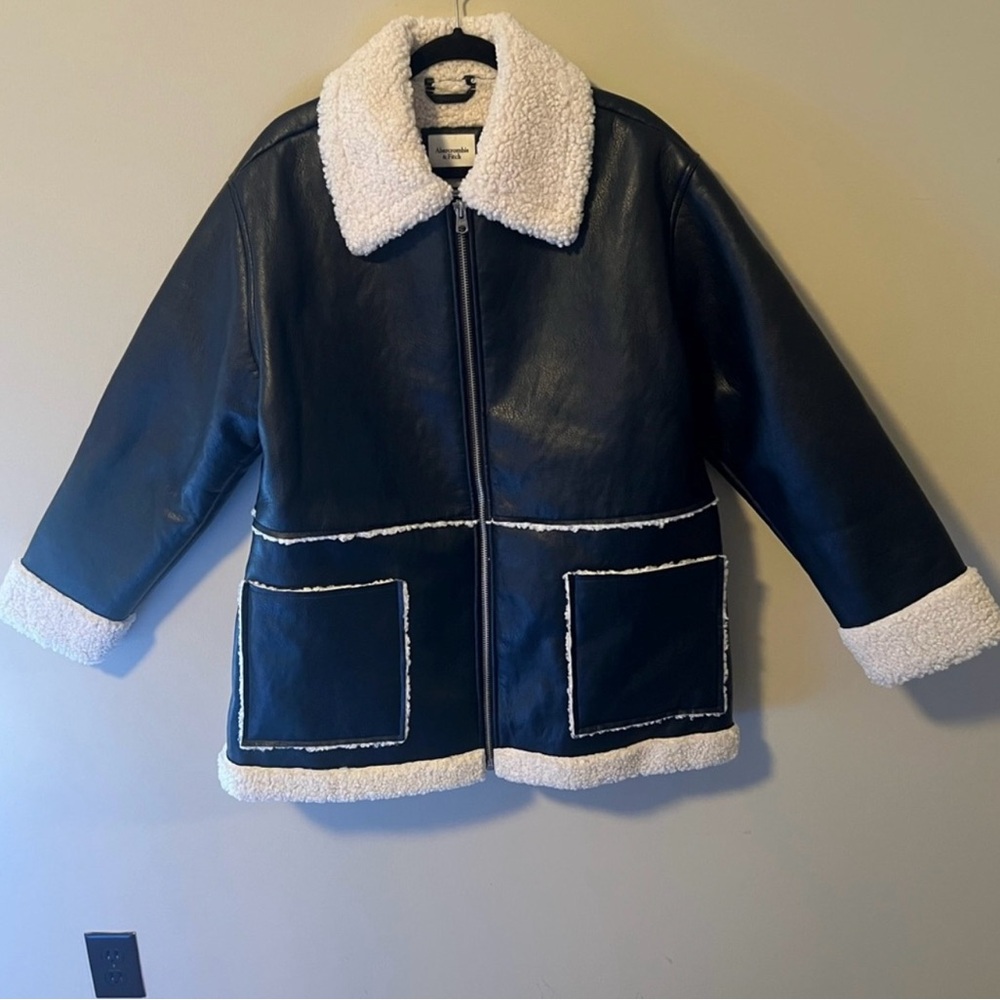 Abercrombie & Fitch Black Teddy Jacket with Cream Accents - Picture 10 of 10